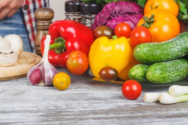 Renkli sebze ve farklı yeşil, yumuşak odak arka plan