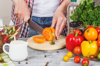 Kadın aşçılar mutfak, yumuşak odak arka plan at