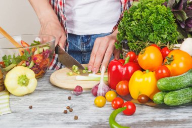 Kadın aşçılar mutfak, yumuşak odak arka plan at