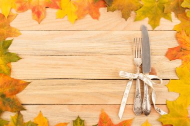 Gümüş renkli akçaağaç çerçevesinden içinde bırakır, ahşap arka plan