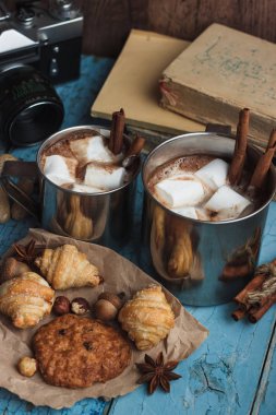 Kakao ve şekerleme, farklı süslemeler, yumuşak odak arka plan ile metal kupalar