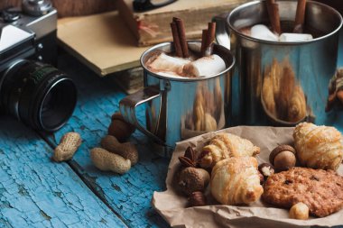 Kakao ve şekerleme, farklı süslemeler, yumuşak odak arka plan ile metal kupalar