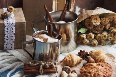 Kakao ve şekerleme, farklı süslemeler, yumuşak odak arka plan ile metal kupalar