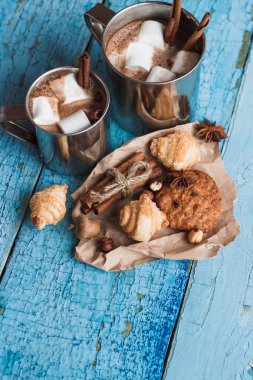 Kakao, hatmi ve farklı kurabiye, ahşap arka plan ile Metal Kupalar