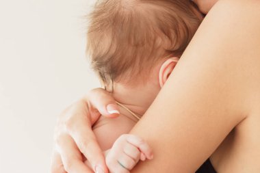 Anne Bebek ellerini, yumuşak odak arka plan üzerinde tutar.