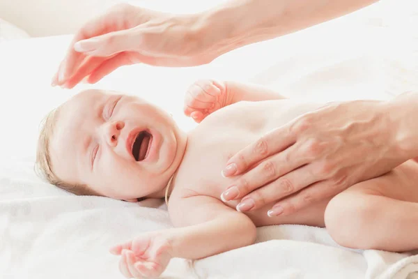 Dziecko Ręce Matki Wewnątrz Miękkie Tło Ostrości — Zdjęcie stockowe