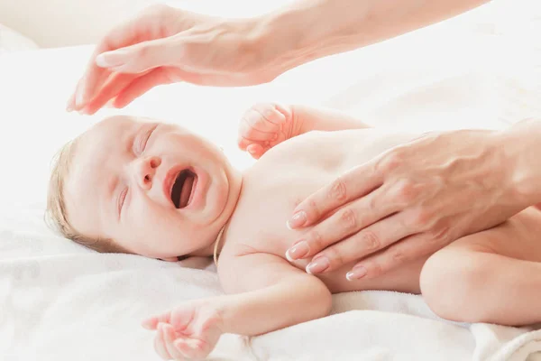 Baby Hands Mother Indoors Soft Focus Background — Stock Photo, Image