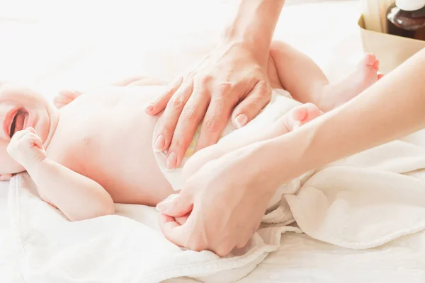 Μωρό Και Χέρια Της Μητέρας Εσωτερικούς Χώρους Μαλακό Φόντο Εστίαση — Φωτογραφία Αρχείου
