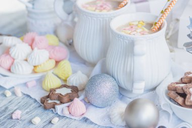 Hatmi, kurabiye, meringues ve farklı Noel süsleri, yumuşak odak arka plan ile kakao fincan