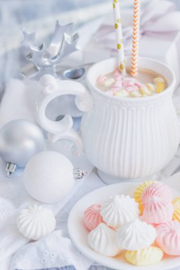 Hatmi, meringues ve farklı Noel süsleri, yumuşak odak arka plan ile kakao fincan