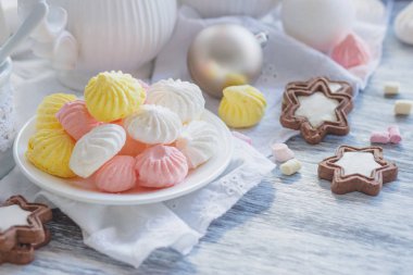 Hatmi, kurabiye, meringues ve farklı Noel süsleri, yumuşak odak arka plan ile kakao fincan