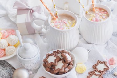 Hatmi, kurabiye, meringues ve farklı Noel süsleri, yumuşak odak arka plan ile kakao fincan