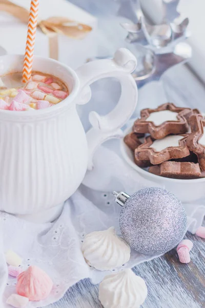 Xícara Cacau Com Marshmallow Biscoitos Merengues Decorações Natal Diferentes Fundo — Fotografia de Stock