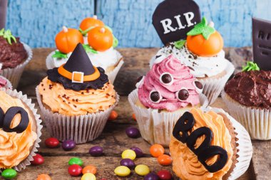 Halloween süslemeleri ile cupcakes: mezar taşı, gözler ve şekerleme mastik, yumuşak odak arka plan yapılmış kabak