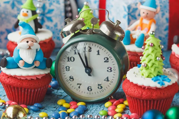 Cupcakes Natal Com Decorações Coloridas Feitas Mastique Confeitaria Fundo Foco — Fotografia de Stock