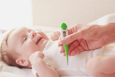 Annenin elleri ve bebeği, içeride, yumuşak odaklı arka plan.