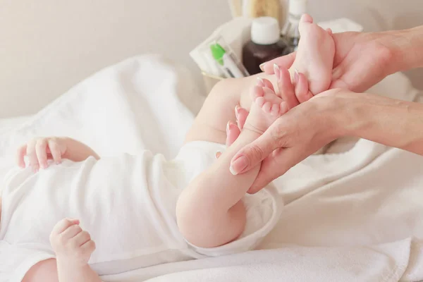 身体的婴儿和手的母亲 软的焦点背景 — 图库照片