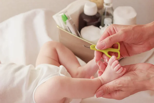 Corps Bébé Les Mains Mère Intérieur Fond Mise Point Douce — Photo