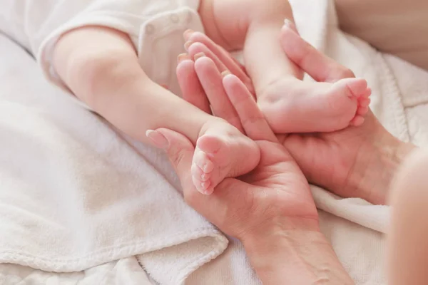 Lichaam Van Een Baby Handen Van Moeder Binnenshuis Softfocus Achtergrond — Stockfoto