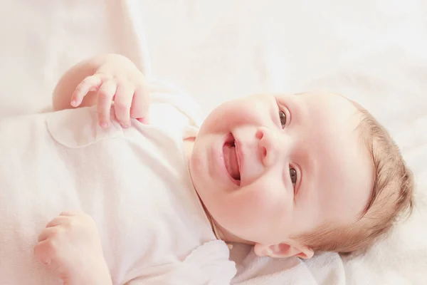 Sonriente Bebé Cama Interior Fondo Enfoque Suave — Foto de Stock