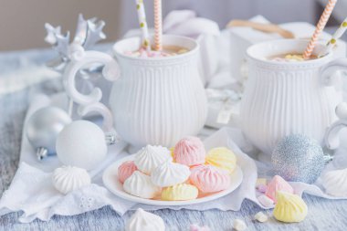 Hatmi, meringues ve farklı Noel süsleri, yumuşak odak arka plan ile kakao fincan