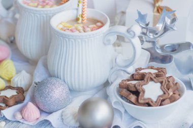 Hatmi, kurabiye, meringues ve farklı Noel süsleri, yumuşak odak arka plan