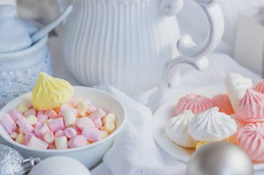Hatmi, meringues ve farklı Noel süsleri, yumuşak odak arka plan ile kakao fincan