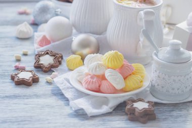 Hatmi, kurabiye, meringues ve farklı Noel süsleri, yumuşak odak arka plan