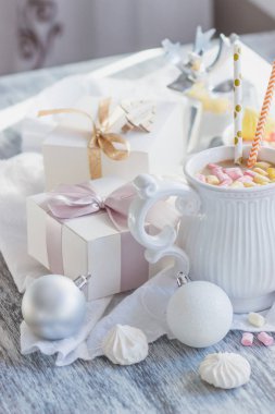 Hatmi, meringues ve farklı Noel süsleri, yumuşak odak arka plan ile kakao fincan