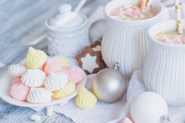 Hatmi, kurabiye, meringues ve farklı Noel süsleri, yumuşak odak arka plan