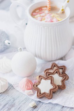 Hatmi, kurabiye, meringues ve farklı Noel süsleri, yumuşak odak arka plan