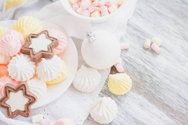 Hatmi, kurabiye, meringues ve farklı Noel süsleri, yumuşak odak arka plan