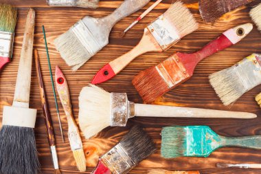 Ahşap arka plan üzerinde farklı renkli fırçalar 