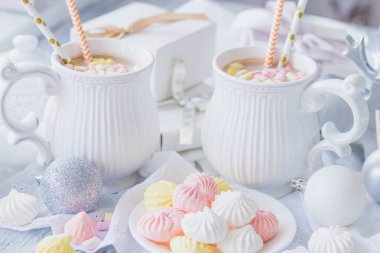 Hatmi, meringues ve farklı Noel süsleri, yumuşak odak arka plan ile kakao fincan