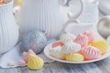 Hatmi, meringues ve farklı Noel süsleri, yumuşak odak arka plan ile kakao fincan