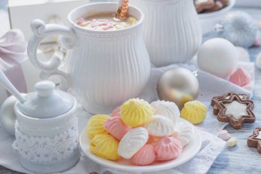 Hatmi, kurabiye, meringues ve farklı Noel süsleri, yumuşak odak arka plan