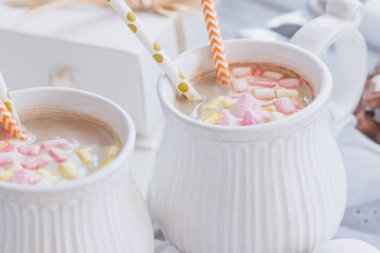 Hatmi, kurabiye, meringues ve farklı Noel süsleri, yumuşak odak arka plan