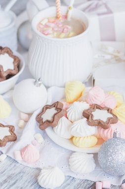 Hatmi, kurabiye, meringues ve farklı Noel süsleri, yumuşak odak arka plan