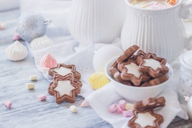 Hatmi, kurabiye, meringues ve farklı Noel süsleri, yumuşak odak arka plan