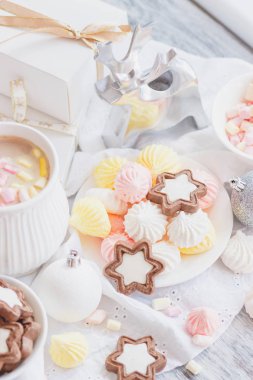 Hatmi, kurabiye, meringues ve farklı Noel süsleri, yumuşak odak arka plan