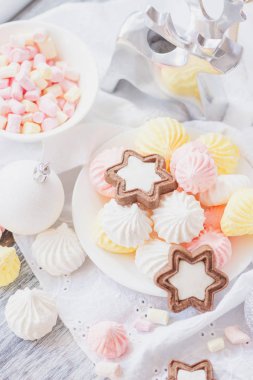 Hatmi, kurabiye, meringues ve farklı Noel süsleri, yumuşak odak arka plan