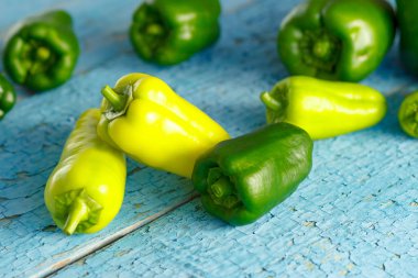 Hafif mavi ahşap zemin üzerine yeşil biber