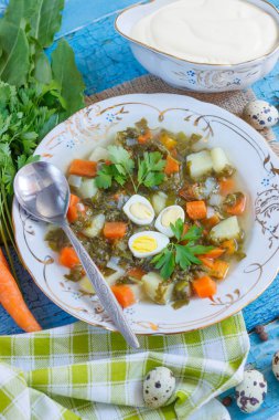 Kuzukulağı çorbası, ekmek ve farklı sebze, yumuşak odak arka plan ile plaka