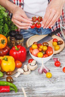 Kadın aşçılar mutfak, yumuşak odak arka plan at