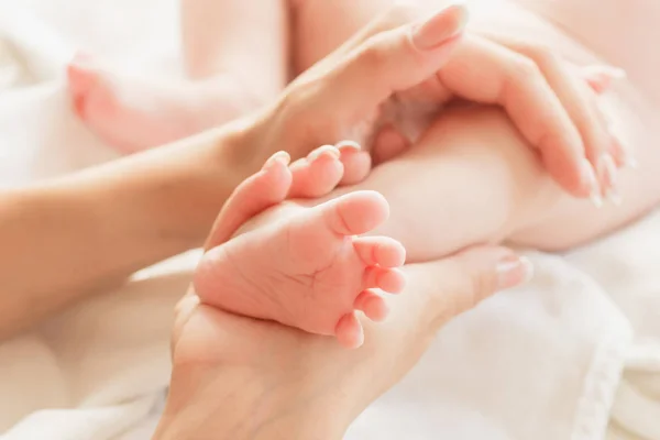 Händer Kvinna Håller Baby Fot Mjuk Fokus Bakgrund — Stockfoto