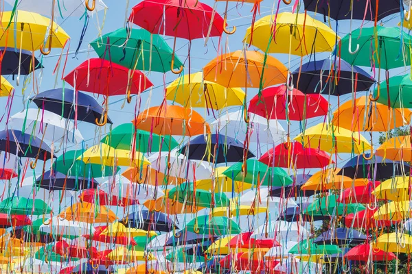 Farbige Regenschirme Hängen Über Der Straße Weicher Fokushintergrund — Stockfoto