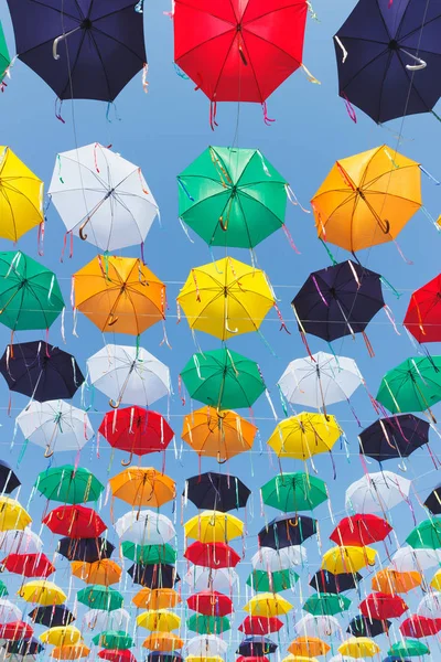 Parapluies Colorés Suspendus Dessus Rue Fond Soft Focus — Photo