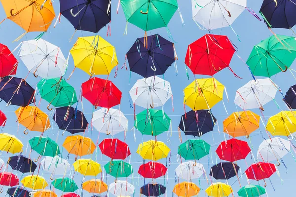 Parapluies Colorés Suspendus Dessus Rue Fond Soft Focus — Photo