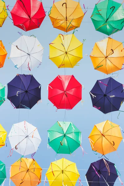 Parapluies Colorés Suspendus Dessus Rue Vue Bas — Photo