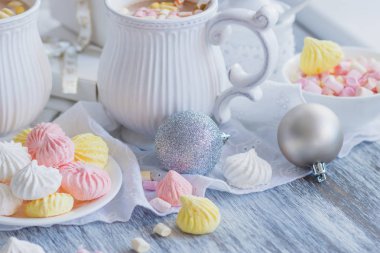 Hatmi, meringues ve farklı Noel süsleri, yumuşak odak arka plan ile kakao fincan